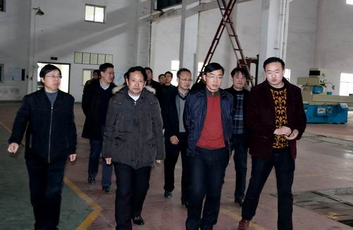 临湘市委书记黄俊钧一行到mk官方网站立体停车设备考察调研