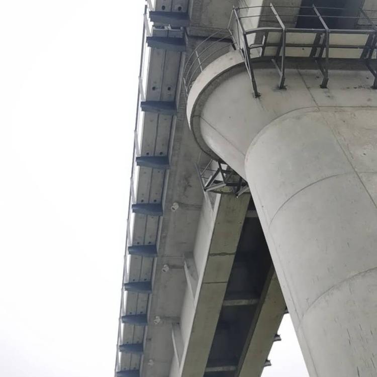 钢横梁釆用高强度低合金钢材焊接成型的人行道钢结构替代传统的三角形钢支架，有效增大了人行道钢结构的受力承载面积，显著提高了整个结构的承载能力。适用范围：时速为160～200Km/h的各类、铁路桥梁的简支T梁人行道。